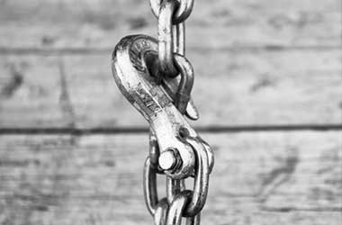 Rigging shackle connecting steel chains